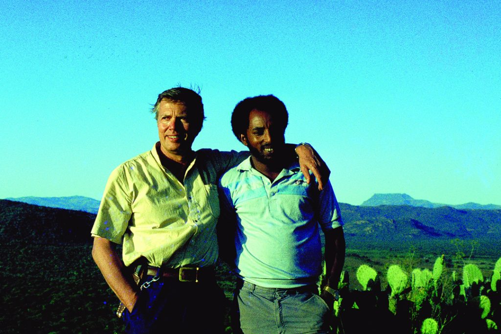 1989: Karlheinz Böhm mit Berhanu Negussie im Erer-Tal. Heute ist Berhanu Landespräsident von Menschen für Menschen