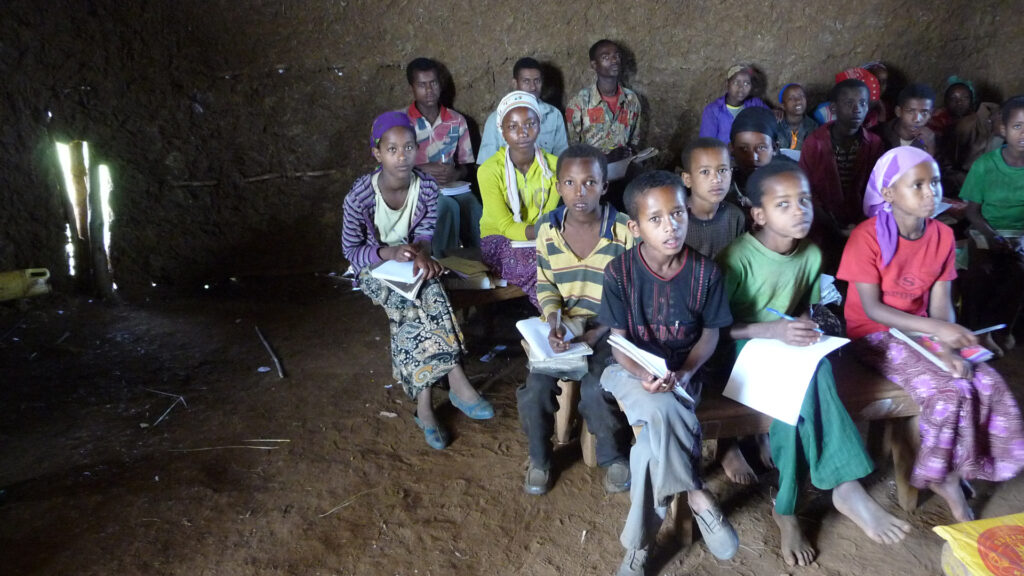 Kinder in alter Schule in Dale Wabera