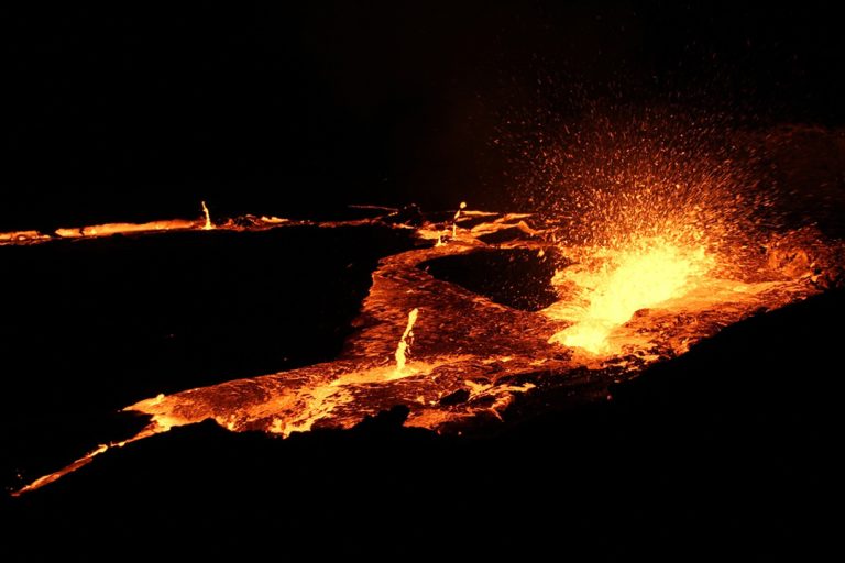 glühende Lava in der Nacht