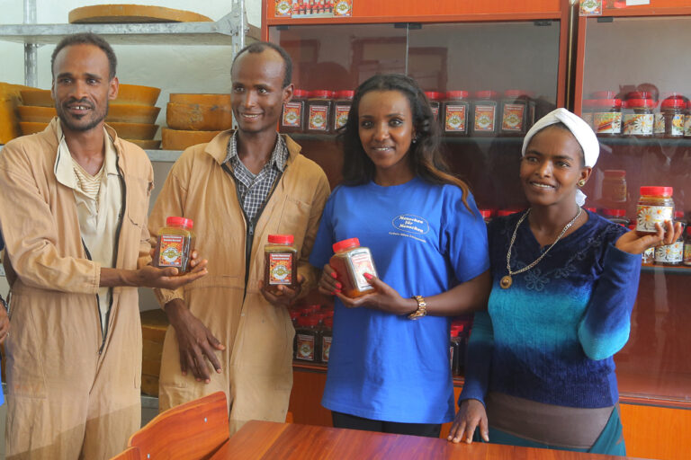 Botschafterin Tirunesh Dibaba bei einer Kooperative zur Honigproduktion im Projektgebiet Dano.