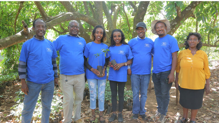 Tirunesh Dibaba mit ihrer Schwester und dem äthiopischen Menschen für Menschen-Team bei einem Besuch einer Baumschule in Dano