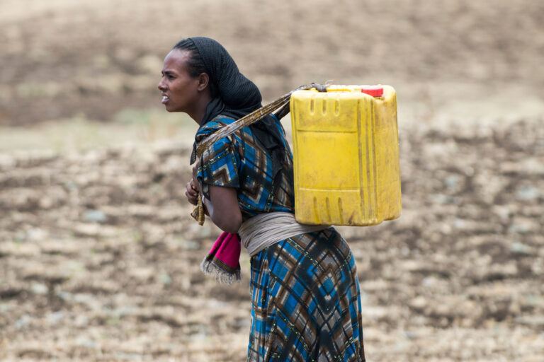 Frauen schleppen die schweren Wasserkanister oft viele Kilometer