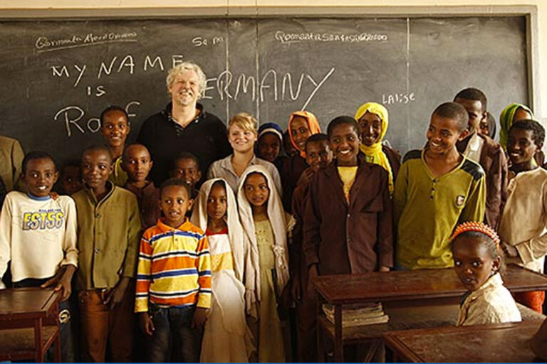 Ralf Bos und seine Tochter Talia besuchen eine von der Initiative Spitzenköche für Afrika finanzierten Schule in Illubabor.