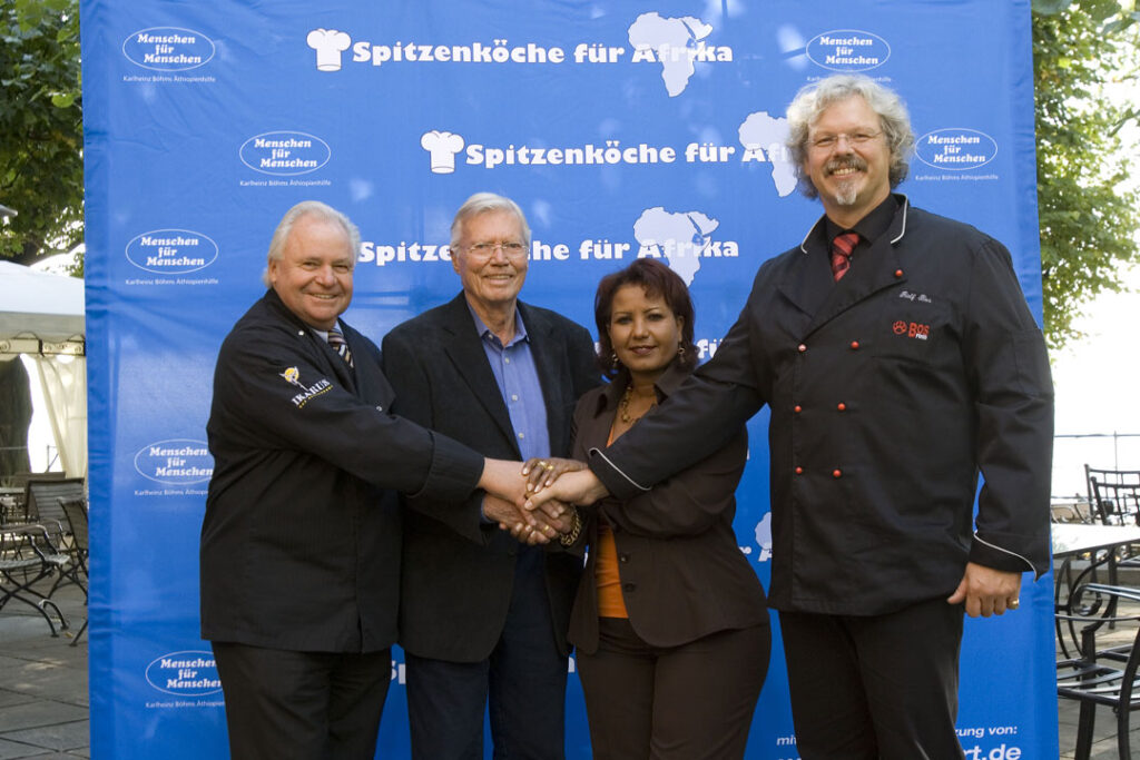 „Spitzenköche für Afrika“ mit Delikatessenspezialist Ralf Bos(rechts), Starkoch, Eckart Witzigmann (links) sowie Almaz und Karlheinz Böhm im “Süllberg” in Hamburg.