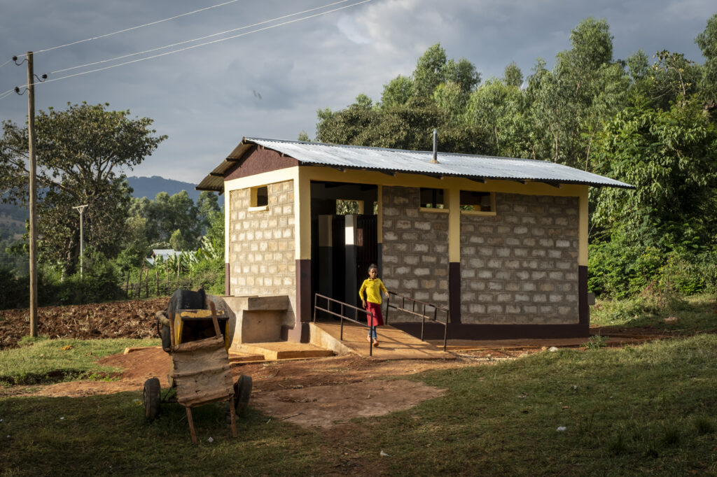 Toilettenhäuschen an der Gora Higher Primary School in Ijaji