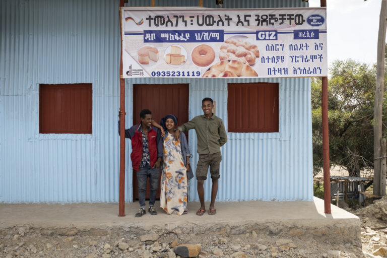 Projektgebiet Wore Illu. neu gegründeten BäckerInnen-Gruppe in Wore Illu. Hawlet Assefa, 20 (buntes Kleid, Jeanshemd), Tamesgen Assefa (kleinerer) und Sendaw Belate (größerer) sind Mitglieder der neu gegründeten BäckerInnen-Gruppe in Wore Illu.