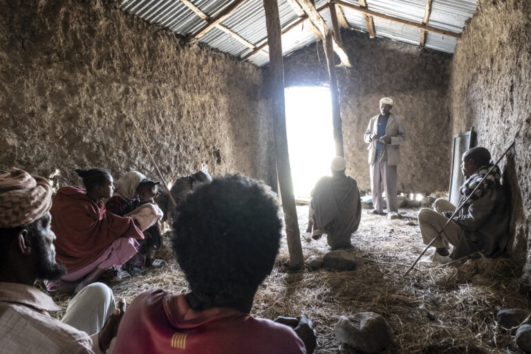 Projektgebiet Borena. Follow-up Story/ Ende des Projektgebiets Borena - Erwachsenenbildung Beyene Tadesse, 55, (Dashen Kappi), gibt die Erwachsenenbildungskurse in Menejeba.