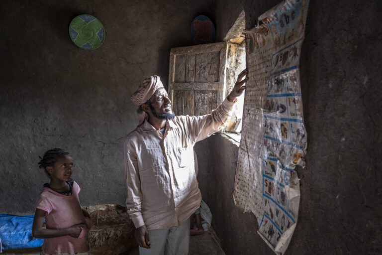 Projektgebiet Borena. Follow-up Story/ Ende des Projektgebiets Borena - Erwachsenenbildung. Zeleke Eshetu, 42, (pinker Turban), lebt im Dorf Menejeba und nimmt hier an Erwachsenenbildungskursen teil, die hier bis heute gegeben werden. Einst waren die Kurse von Menschen für Menschen inittiert worden.