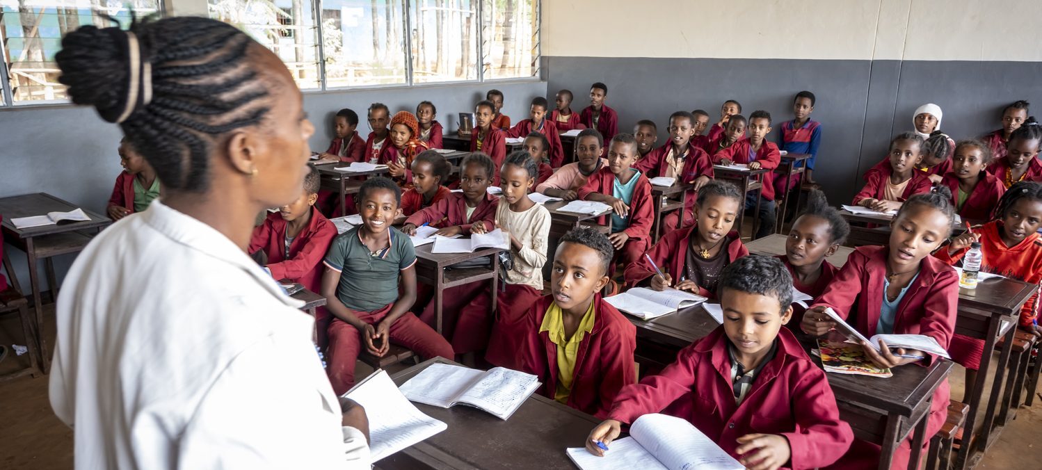 Die Lehrerin beginnt den Unterricht vor den Kindern