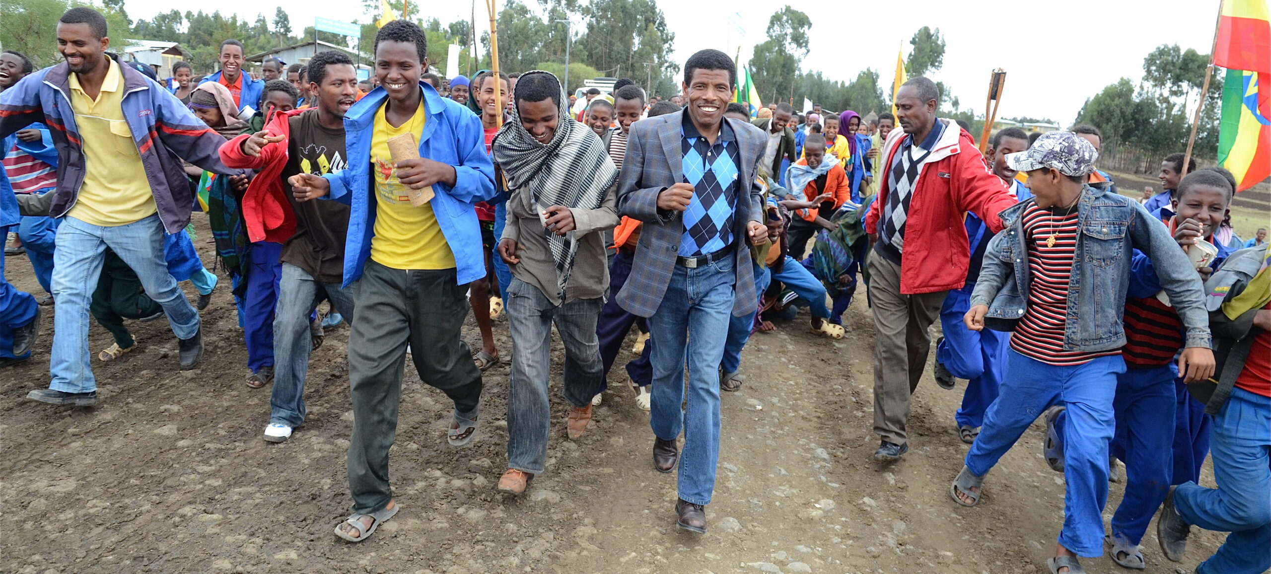 Haile Gebrselassie im Projektgebiet von Menschen für Menschen in Midda