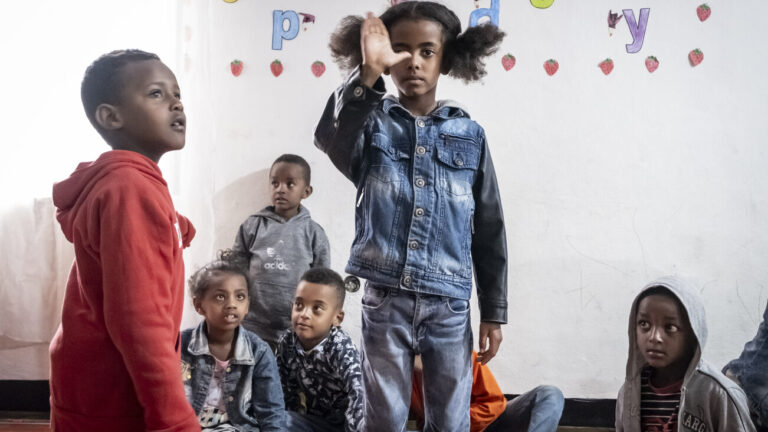 Kinder lernen am Zentrum für gehörlose Kinder die Gebärdensprache.