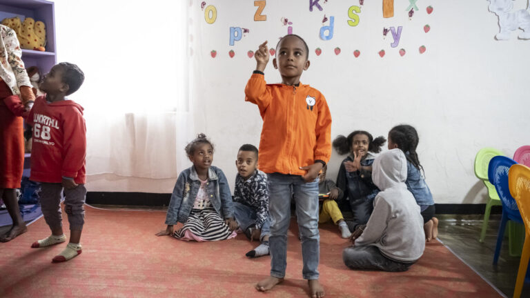 Am Zentrum für gehörlose Kinder in der südäthiopischen Stadt Awassa lernen Kinder die Gebärdensprache.