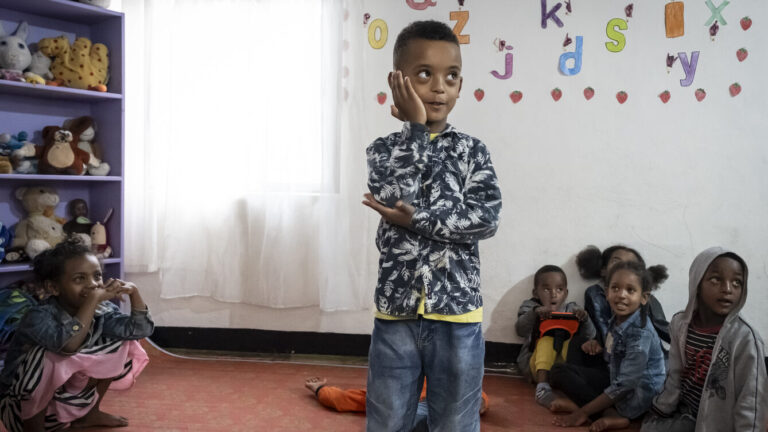 Am Zentrum für gehörlose Kinder in der südäthiopischen Stadt Awassa lernen Kinder die Gebärdensprache.