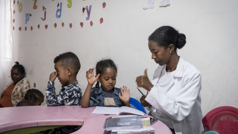 Am Zentrum für gehörlose Kinder in der südäthiopischen Stadt Awassa lernen Kinder die Gebärdensprache.