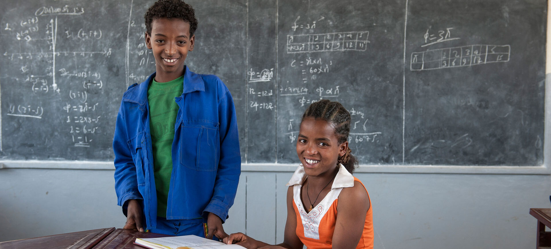 Kinder in einer neu gebauten Schule