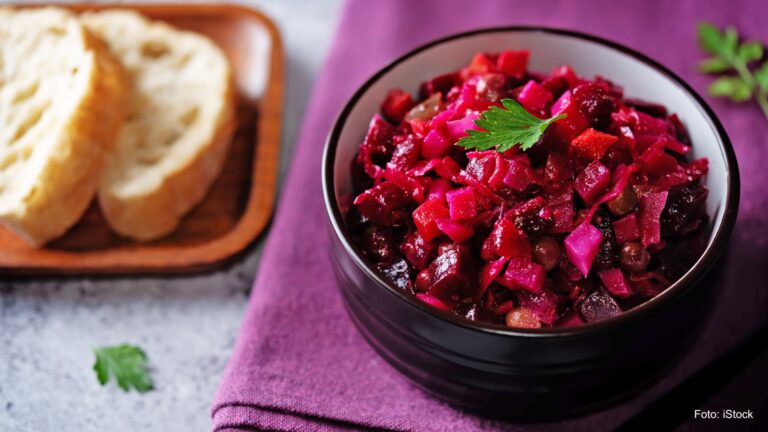 Äthiopischer Salat mit roter Bete und Zwiebeln