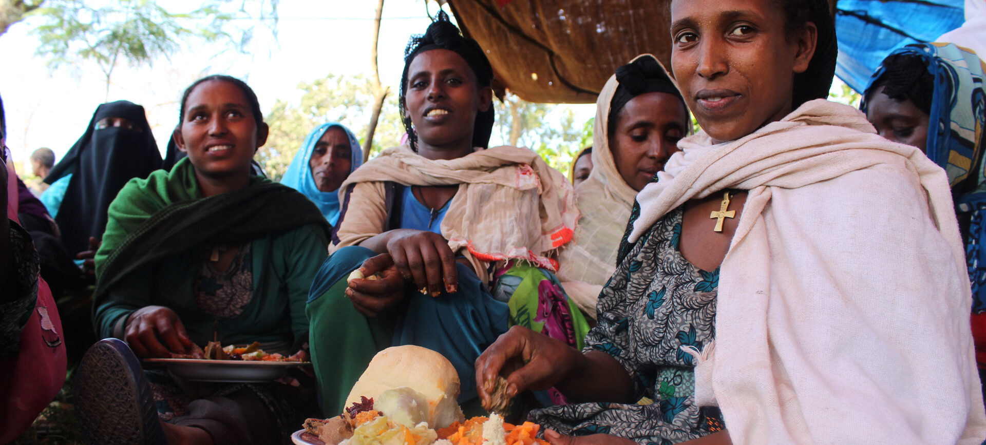 Frauen zeigen ihr frisch gekochtes traditionelles essen