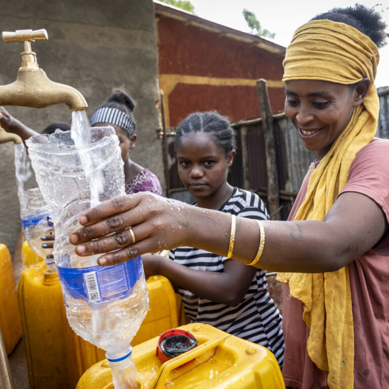 Meskerem Birhanu füllt ihren Kanister mit frischem Trinkwasser.