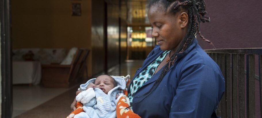 Mutter mit Waisenkind im Abdii-Borii-Kinderheim