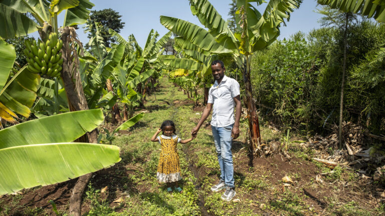 Modellfarmer im Projektgebiet Nono Benja mit seiner Tochter