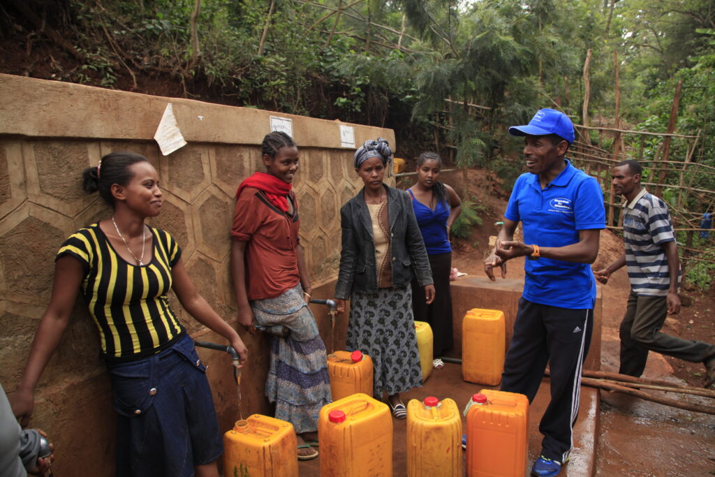 Haile Gebrselassie beim Besuch einer Wasserstelle