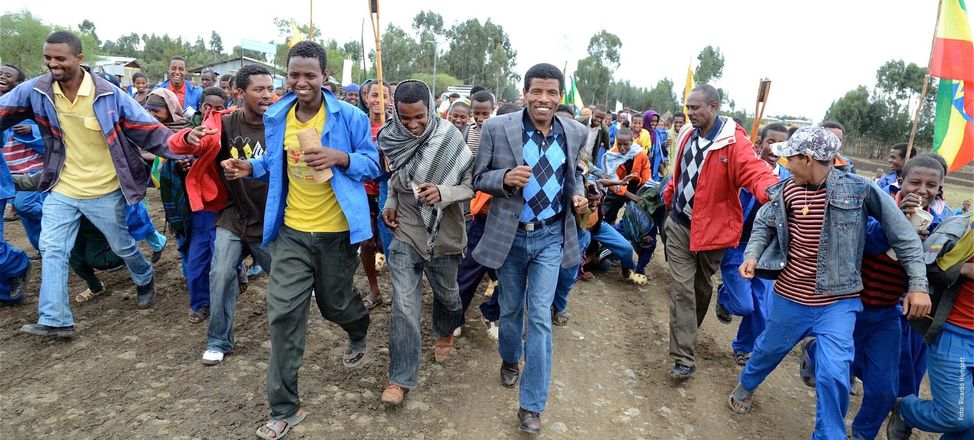 Haile Gebrselassie als Botschafter in einem Projektgebiet bei Menschen für Menschen